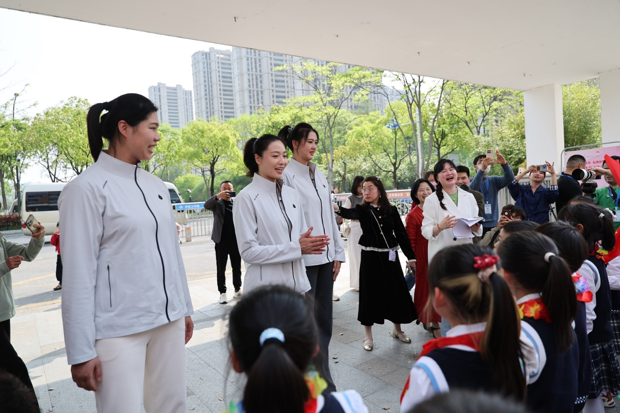 开云体育移动版-里约夺冠十周年 女排冠军进校园